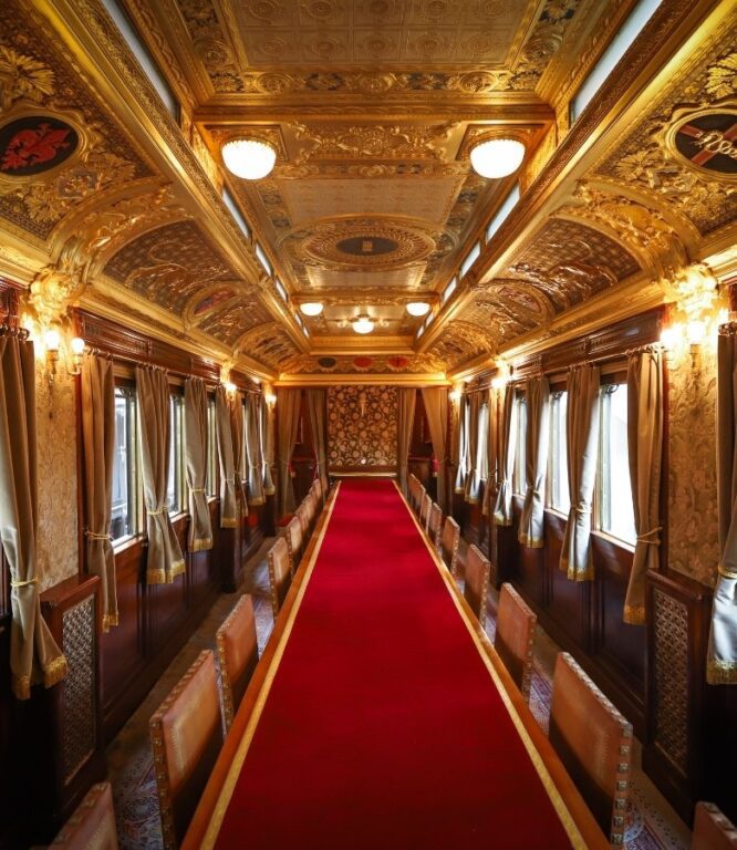 Velluti rossi, dorature eleganti: ecco la carrozza ferroviaria su cui viaggiavano i reali italiani